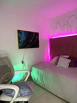 naomiii   online show from September 20, 2025, 3:11 am