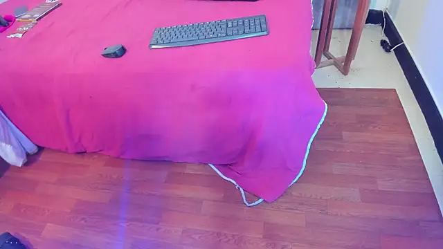 naomiii   online show from November 11, 2025, 11:38 am