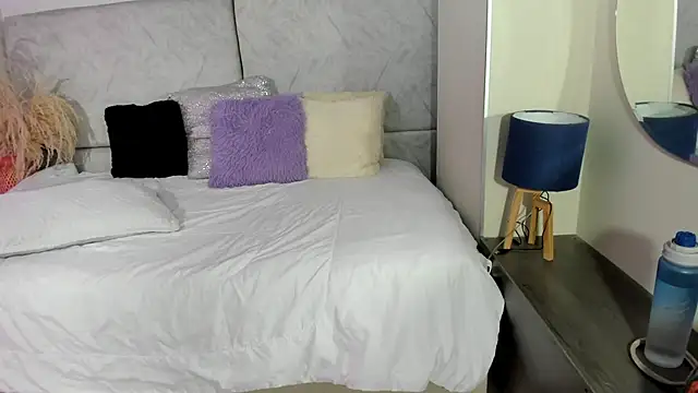 naomiii   online show from April 24, 2026, 11:34 am