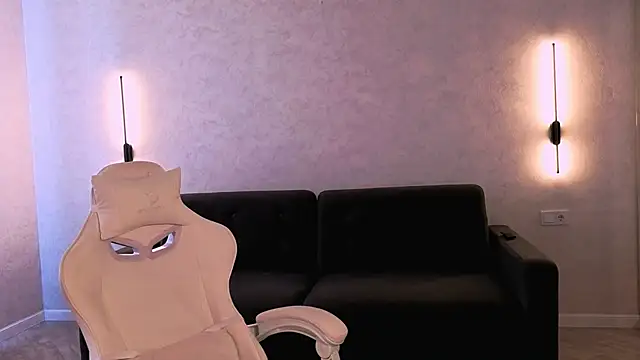 Snapshot of EmmaKeam chatting on April 9, 2026, 6:19 am EmmaKeam online show from April 9, 2026, 6:19 am