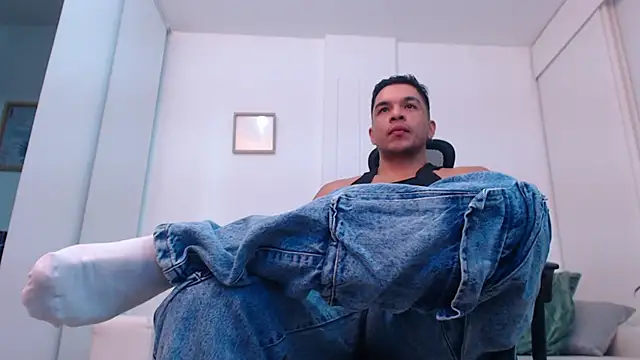 estebandelouis online show from March 4, 2025, 10:35 am