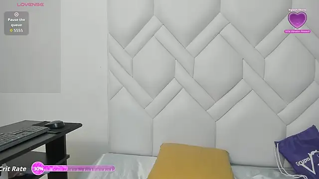 Analia18  online show from December 3, 2025, 1:10 pm