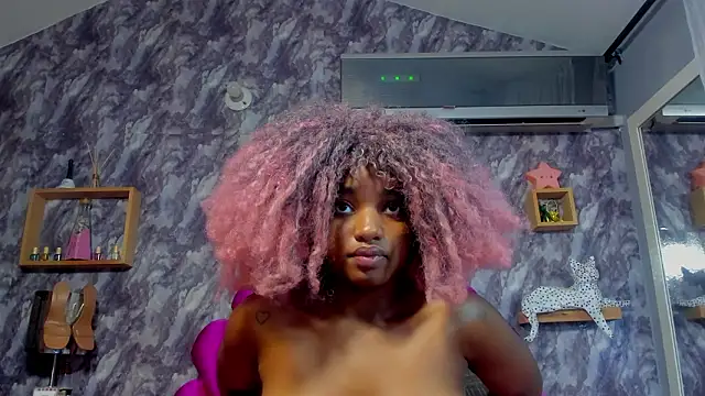 Snapshot of EMMAPARISS chatting on February 9, 2026, 11:52 am EMMAPARISS online show from February 9, 2026, 11:52 am