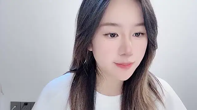 chloe-01 online show from November 18, 2025, 4:05 am