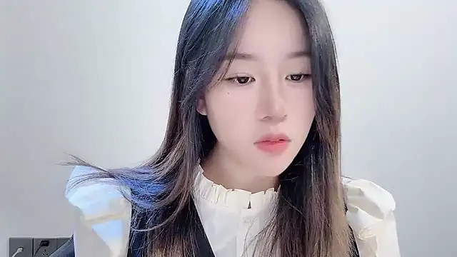 chloe-01 online show from November 17, 2025, 4:05 am