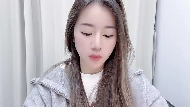 chloe-01 online show from December 17, 2024, 12:33 pm