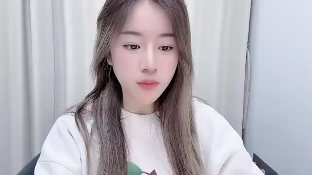 chloe-01 online show from January 14, 2025, 12:35 pm