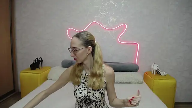 KlaryBrait online show from October 15, 2025, 6:54 am