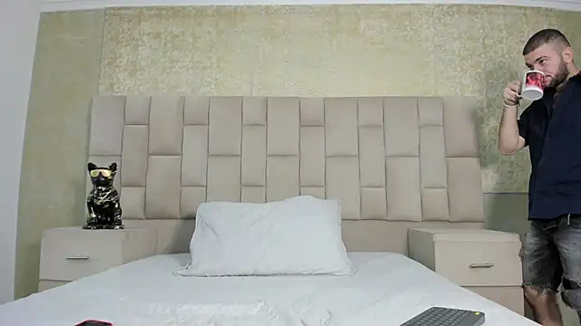 MaximusDick1  online show from October 31, 2025, 3:47 am