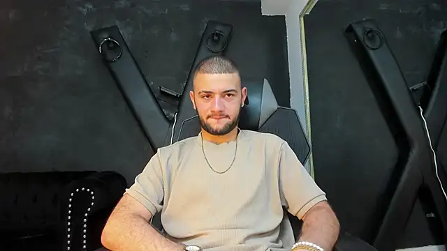 MaximusDick1  online show from September 19, 2025, 3:43 am