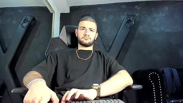 MaximusDick1  online show from October 6, 2025, 3:40 am