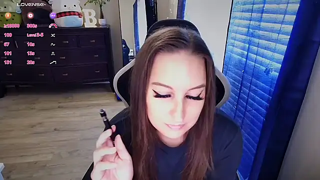 Snapshot of Brooklyn_Bee chatting on November 13, 2025, 8:13 pm Brooklyn Bee online show from November 13, 2025, 8:13 pm