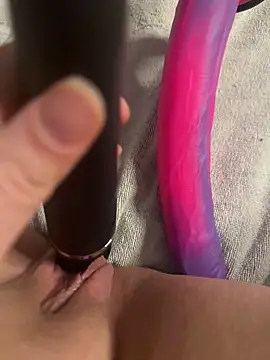 Snapshot of luisa1 chatting on December 17, 2025, 8:08 am luisa1 online show from December 17, 2025, 8:08 am