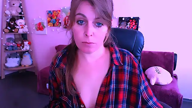 Hot Milady online show from April 28, 2026, 7:46 am
