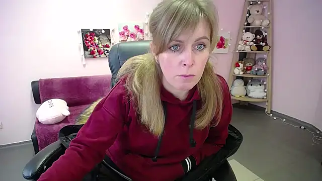 Hot Milady online show from February 9, 2026, 7:50 am