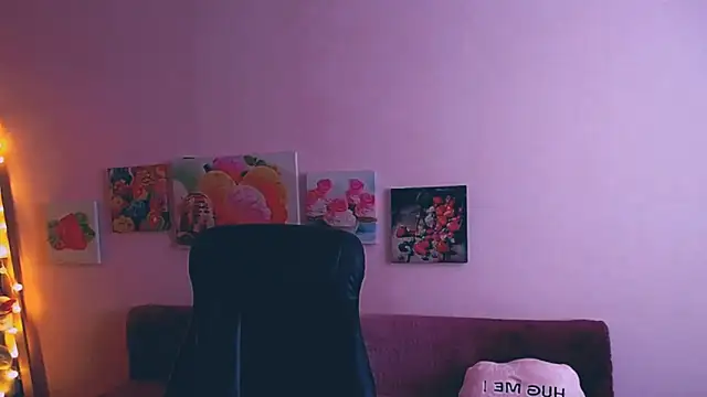 Hot Milady online show from February 6, 2025, 7:35 am