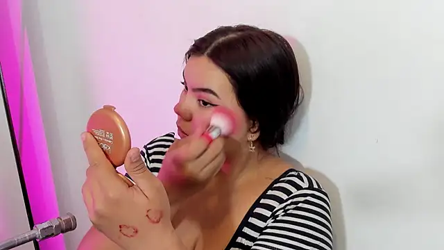 klhoe boobs online show from May 2, 2026, 3:34 am