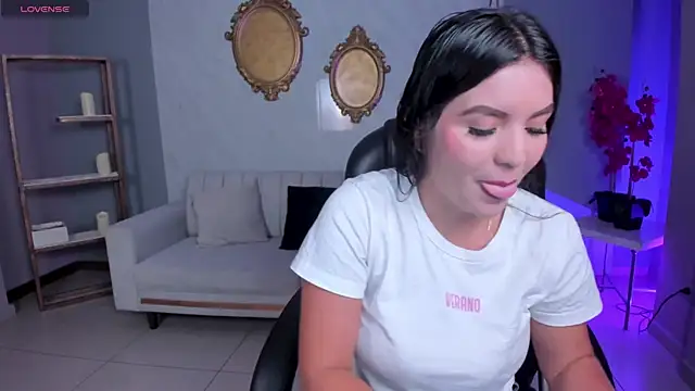 ValeriaRoldanX online show from March 13, 2026, 10:31 am