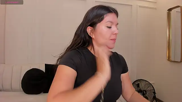 Snapshot of ValeriaRoldanX chatting on June 20, 2026, 11:37 am ValeriaRoldanX online show from June 20, 2026, 11:37 am