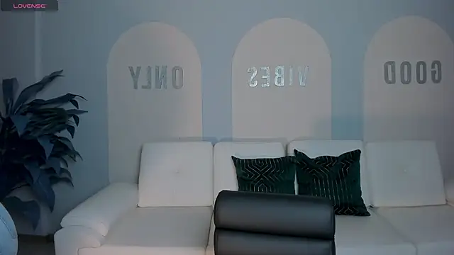 ValeriaRoldanX online show from June 25, 2026, 11:37 am