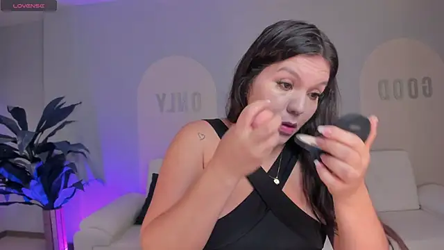 ValeriaRoldanX online show from August 3, 2026, 11:38 am