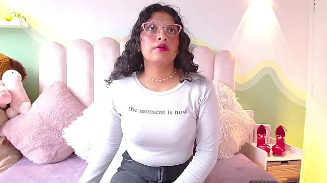 Larisa Karson online show from March 17, 2025, 6:11 pm