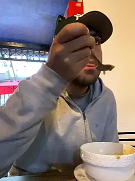 JuanZapata33 online show from November 12, 2025, 9:40 pm