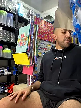 JuanZapata33 online show from September 28, 2025, 9:11 pm