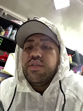 JuanZapata33 online show from March 4, 2025, 11:11 pm