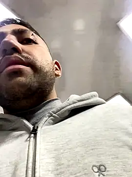 JuanZapata33 online show from October 3, 2025, 9:49 pm