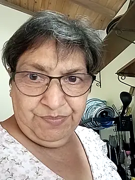 florecita69 online show from February 26, 2025, 4:05 pm