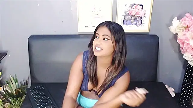 Littleindianmilf online show from March 18, 2025, 2:39 pm