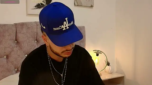 Snapshot of Amadeo_Wild chatting on April 25, 2026, 4:15 am Amadeo Wild online show from April 25, 2026, 4:15 am