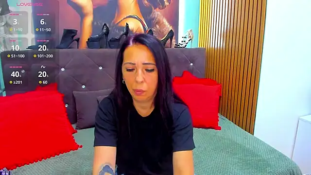 Snapshot of LauraSin chatting on June 19, 2026, 5:52 pm LauraSin online show from June 19, 2026, 5:52 pm