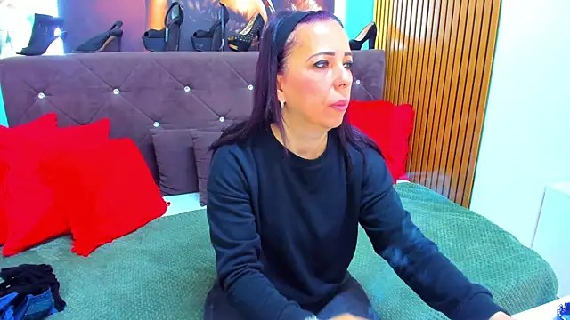 LauraSin online show from May 3, 2026, 3:33 am