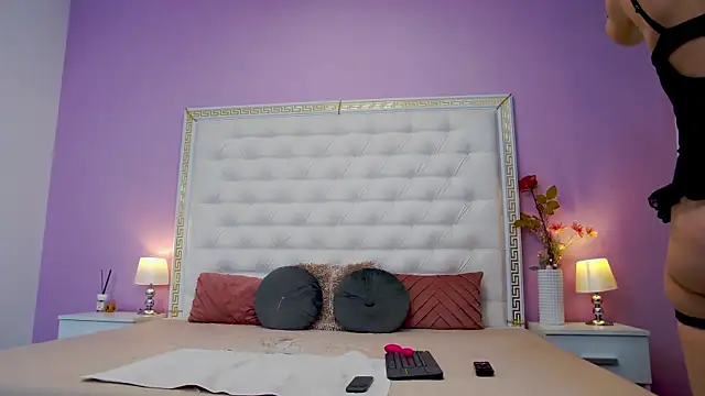 Lenna Paul online show from September 24, 2025, 3:57 am