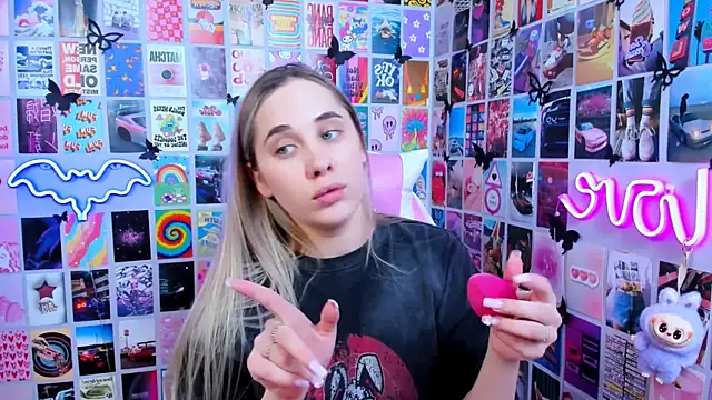 Snapshot of MiaMilas chatting on April 3, 2026, 12:33 pm MiaMilas online show from April 3, 2026, 12:33 pm