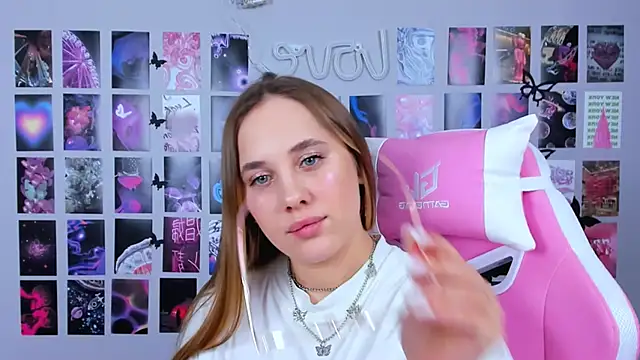 Snapshot of MiaMilas chatting on February 7, 2025, 8:11 am MiaMilas online show from February 7, 2025, 8:11 am