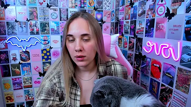 Snapshot of MiaMilas chatting on October 13, 2025, 3:57 pm MiaMilas online show from October 13, 2025, 3:57 pm