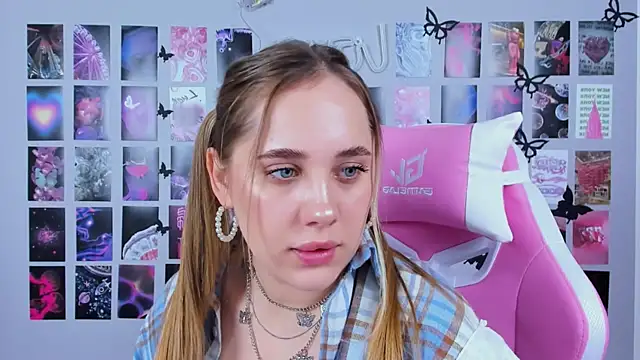 Snapshot of MiaMilas chatting on February 20, 2025, 11:20 am MiaMilas online show from February 20, 2025, 11:20 am