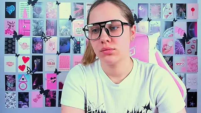 Snapshot of MiaMilas chatting on March 21, 2025, 6:27 am MiaMilas online show from March 21, 2025, 6:27 am