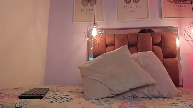 kristakinnky online show from October 3, 2025, 1:45 pm