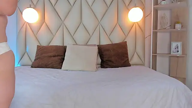 angelswets online show from November 26, 2025, 1:44 pm