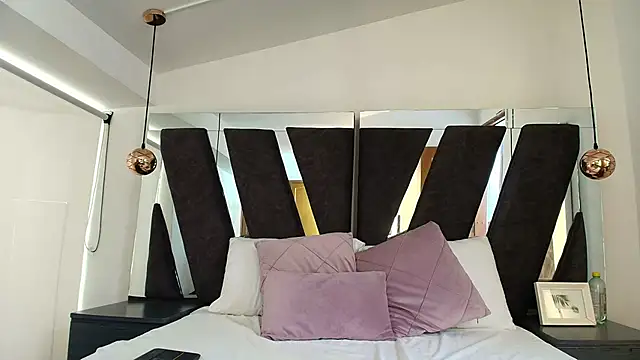 Milkdulce1 online show from September 16, 2025, 12:28 pm