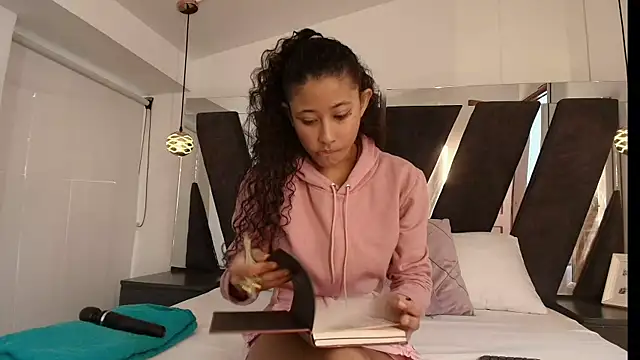 Milkdulce1 online show from October 1, 2025, 1:15 pm