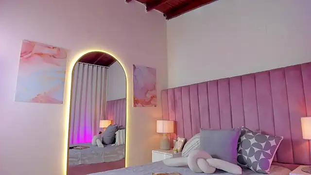 Aleja arango1 online show from November 10, 2025, 8:58 pm