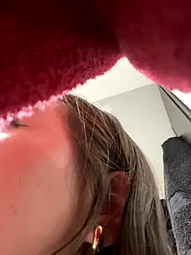 Im Valen Cute online show from November 11, 2025, 7:25 am