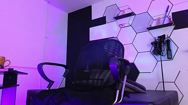 haileycat online show from November 4, 2025, 2:37 am