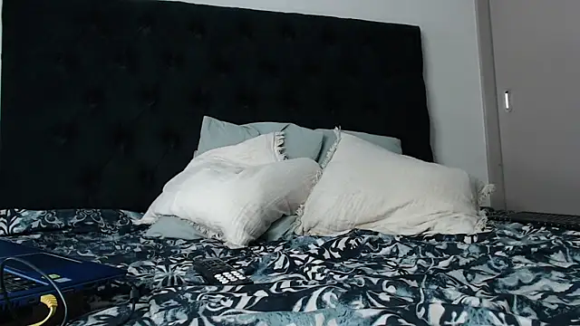 jonhklleyn online show from September 8, 2025, 8:30 pm