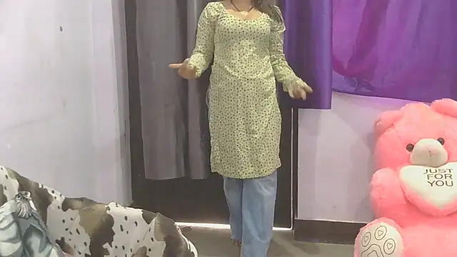 cutie-taara online show from May 4, 2026, 3:54 am